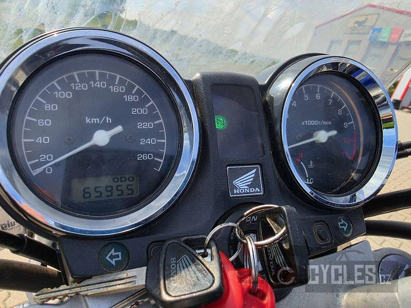 Honda CB 900 F Hornet (2004) - fotka 16 z 17
