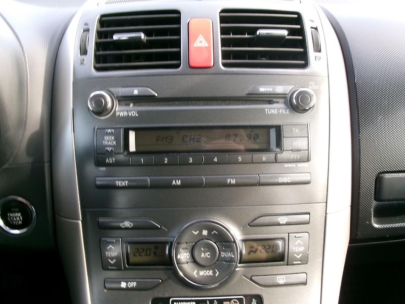 Toyota Auris (2007) 2,0 D-4D 93kW AC TEMP ALU - fotka 20 z 26