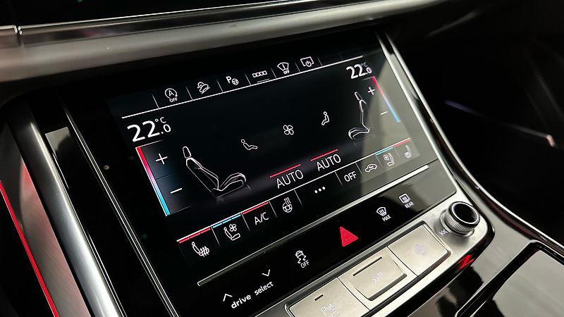 Audi Q8 (2025) S LINE / ZÁRUKA / TOP STAV - fotka 35 z 44