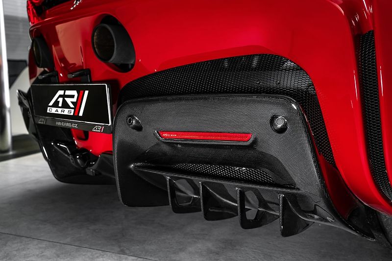 Ferrari SF90 Lift, karbon, metalíza - fotka 21 z 36