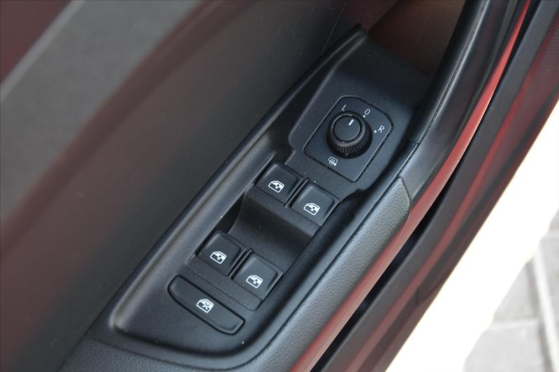 Audi A1 1.0 TFSI 85kW DPH ČR SERVIS.KN - fotka 23 z 23