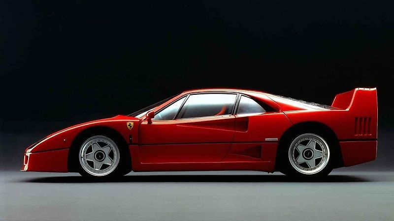 Enzo Ferrari, přezdívaný il Commendatore, byl známý svou soutěživostí a neochotou dělat kompromisy v kvalitě svých vozů.