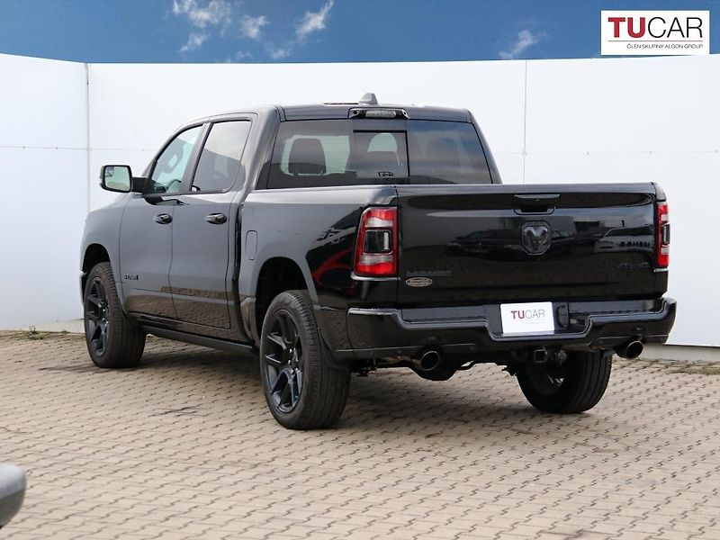 RAM 1500 (2024) Laramie 5.7 V8 HEMI E-Torque - fotka 5 z 38