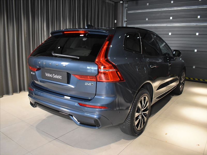 Volvo XC60 2,0 B4 AWD Plus dark Bezklíč - fotka 4 z 23