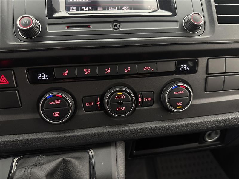 Volkswagen Caravelle 2,0 110kW DSG NZTOP LONG TZ - fotka 19 z 39