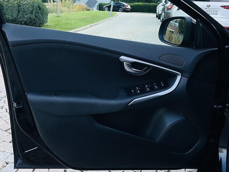 Volvo V40 2.0i MANUÁL 1.MAJITEL SENZORY - fotka 30 z 41