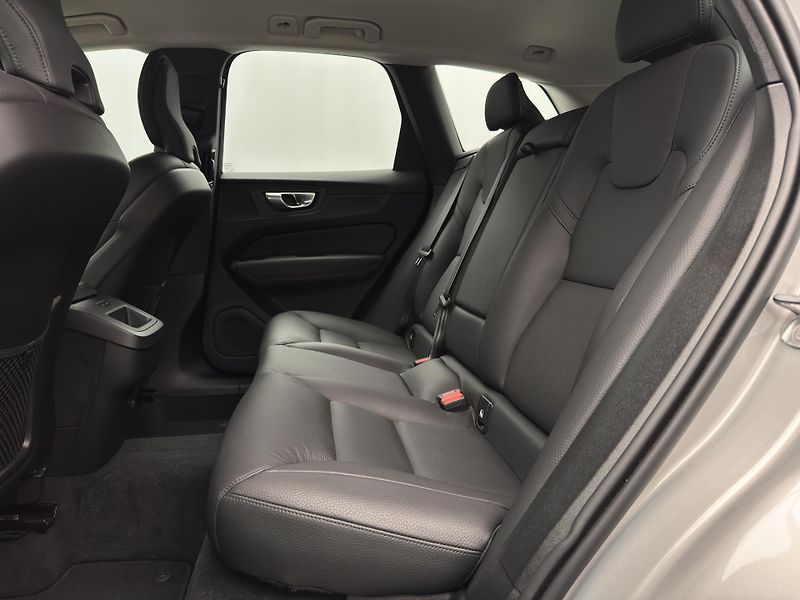 Volvo XC60 B5 AWD PLUS DARK CZ 1.maj - fotka 6 z 44
