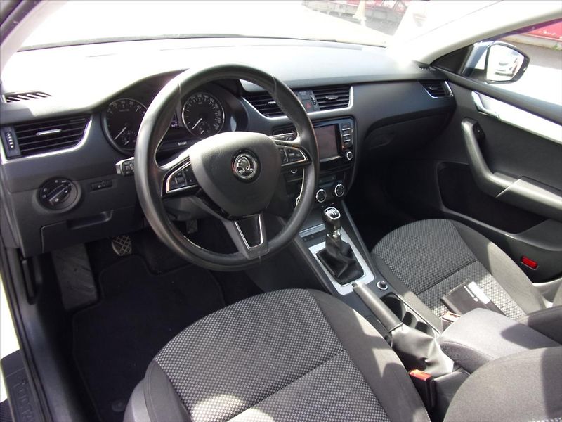 Škoda Octavia 1,6 TDI Ambiente 81kW ČR - fotka 17 z 28