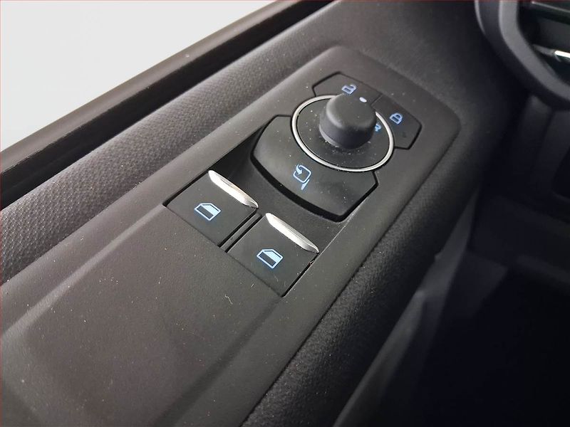 Ford Tourneo Custom (2024) Titanium 2.0 EcoBlue, ČR, 1Maj - fotka 16 z 18