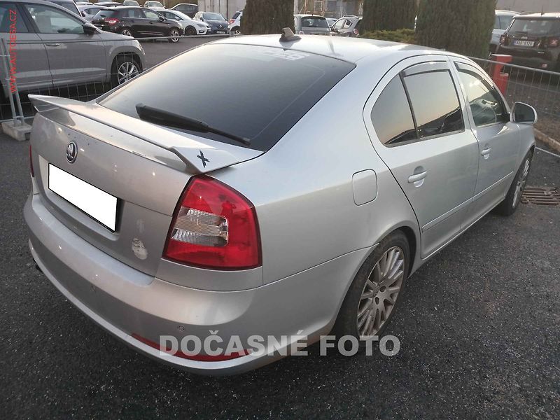 Škoda Octavia (2011) 2.0TDi, AT, xenon, kůže - fotka 2 z 3