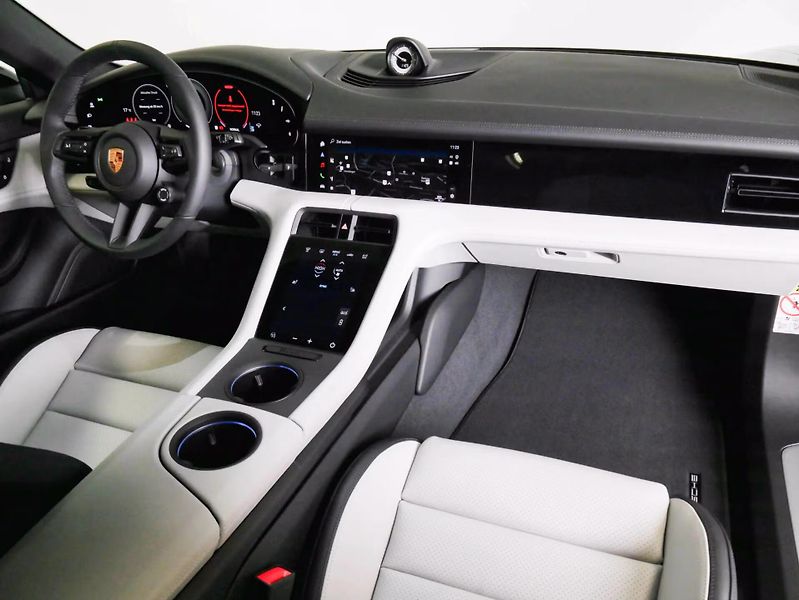 Porsche Taycan 4 Cross Turismo HuD Pano 360 - fotka 17 z 25