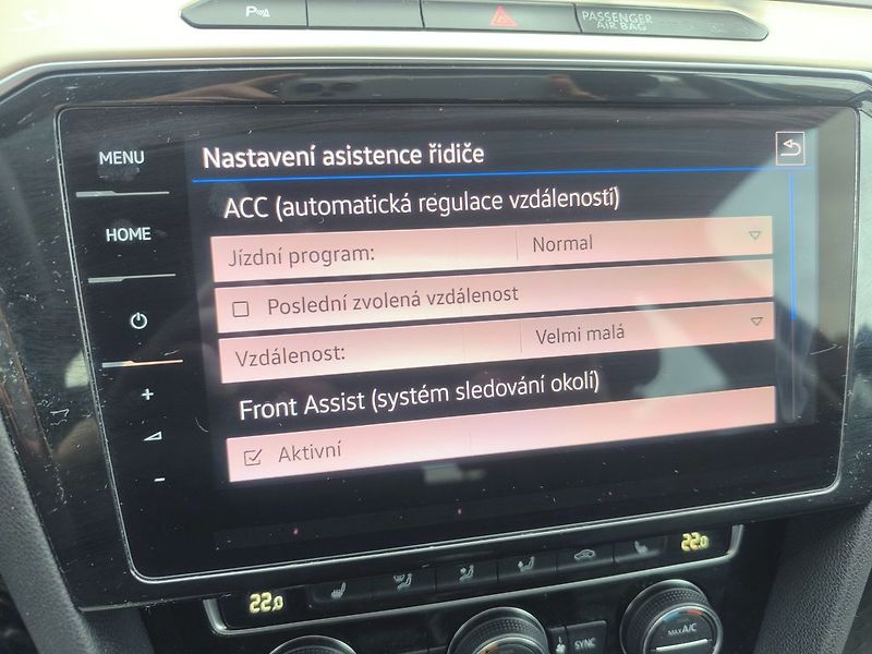 Volkswagen Passat R-LINE,MAX VÝBAVA,KRÁSNÝ,1.MAJ - fotka 24 z 29
