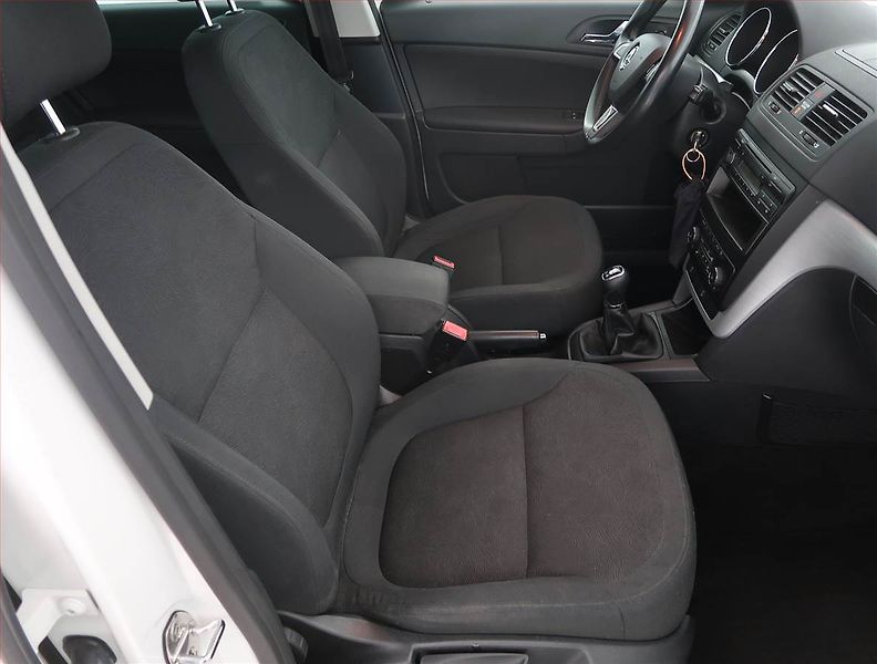 Škoda Yeti (2014) 2.0 TDI, 4X4, Park. senzory - fotka 9 z 16