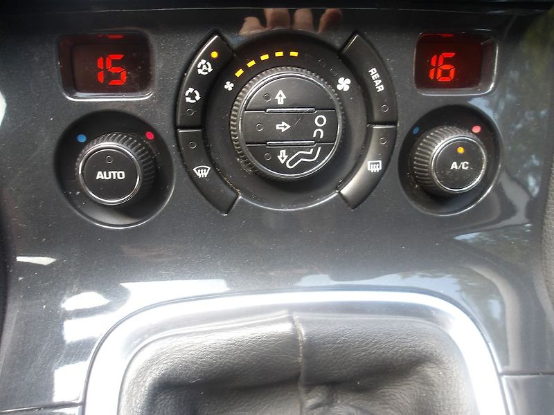 Peugeot 5008 1,6i KŮŽE, PĚKNÝ ! - fotka 27 z 29