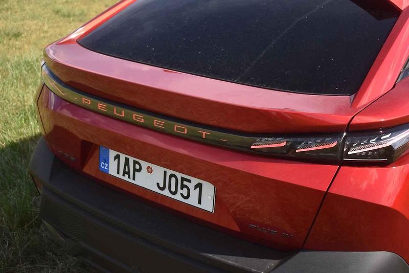 Peugeot 408 je praktický rodinný i reprezentativní podnikatelský vůz.