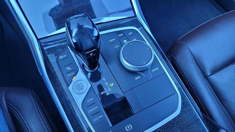 BMW Řada 3 320D XDRIVE  - fotka 17 z 23