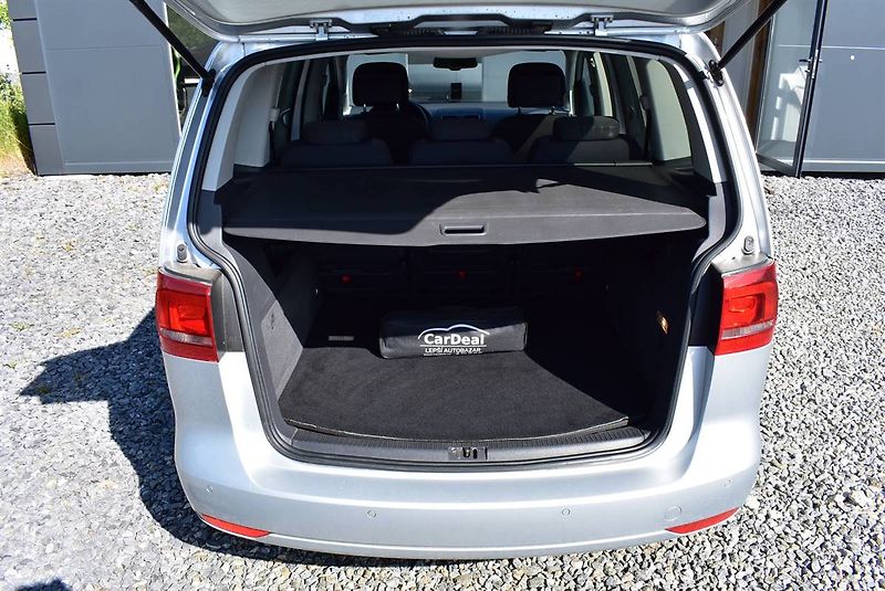 Volkswagen Touran 2,0 TDI DSG,1.M,PDC,KRÁSNÝ! - fotka 16 z 17