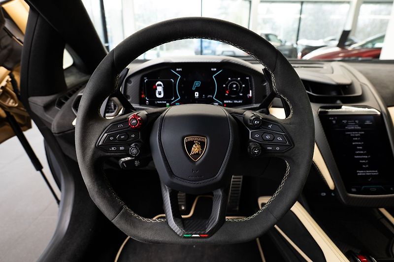 Lamborghini Revuelto - fotka 6 z 22