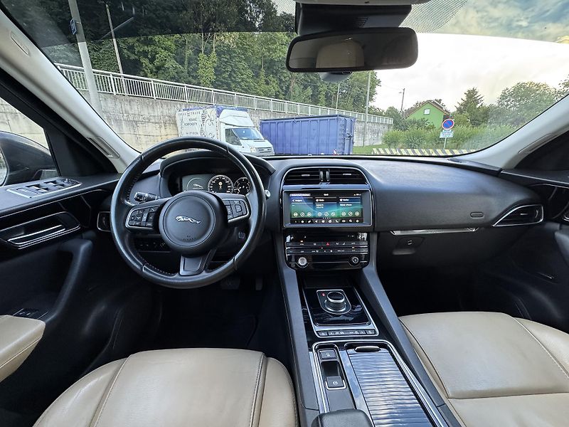 Jaguar F-Pace (2017) 2.0D, 132 kW - fotka 2 z 21