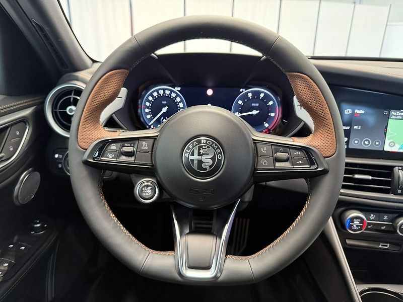 Alfa Romeo Giulia (2025) 2.0 Turbo 280k AT8 AWD  INTENS - fotka 8 z 23