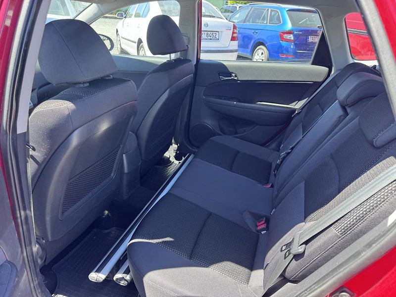 Hyundai i30 1.4i, 2012, 1.Majitel - fotka 12 z 16