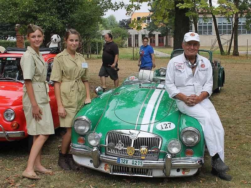 Nablýskané historické motocykly a automobily zdobily v sobotu prostranství zámku v Neplachovicích. Konala se zde již devátá Cisarská veterán rallye.