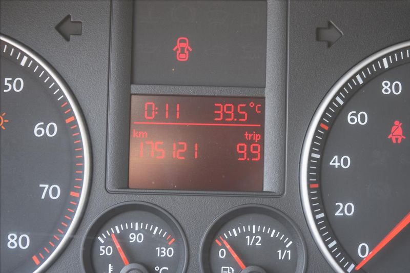 Volkswagen Golf 1,4 i 59KW NOVÁ STK ALU KLIMA - fotka 37 z 46