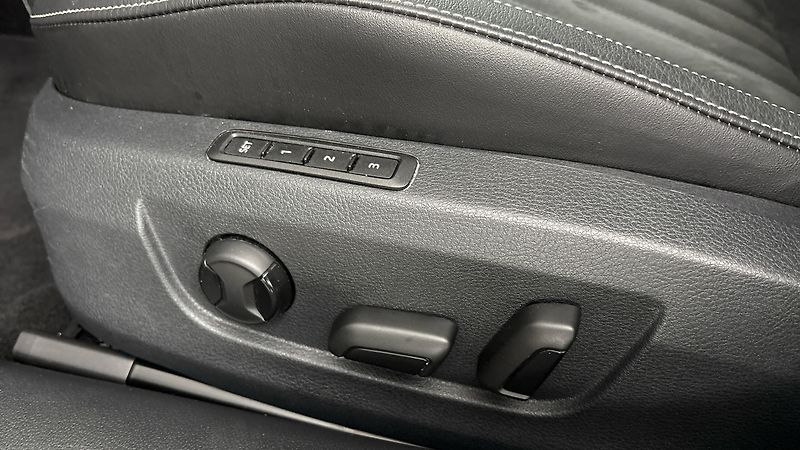 Škoda Superb 2.0 TDI DSG Style Combi - fotka 21 z 27