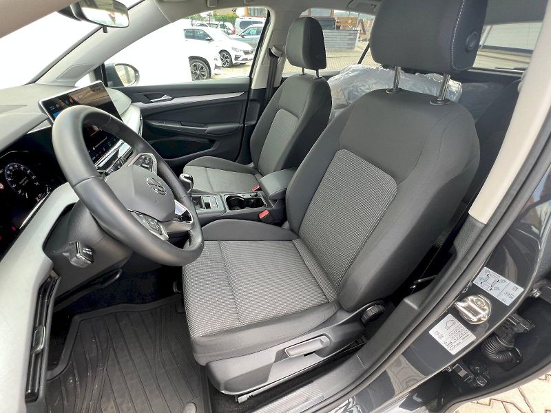 Volkswagen Golf (2025) Limited 1.5 TSI 85 kW 6°manuál - fotka 12 z 33
