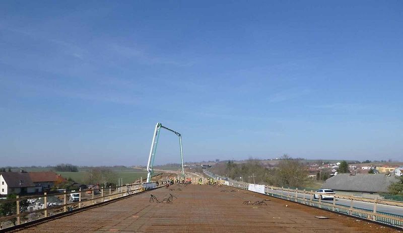 Dálnice D35 hlásí další milník. Betonáž mostu trvala celý víkend