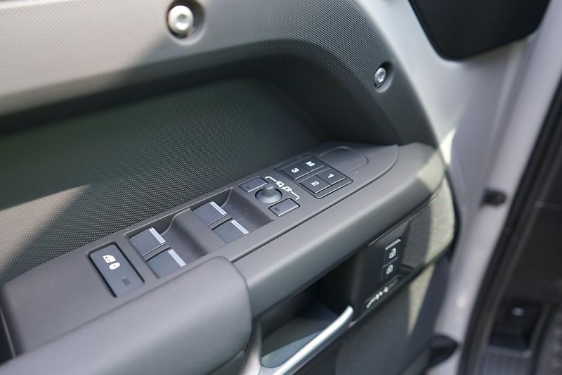 Land Rover Defender (2026) 110 X-Dynamic SE P300e       - fotka 15 z 37