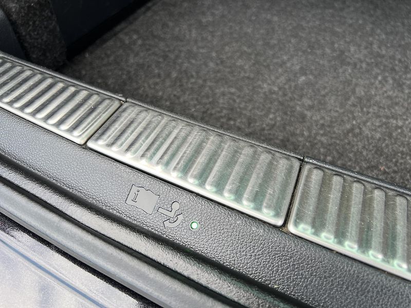 Škoda Superb 2.0TDi 110kw L&K ČR 1.MAJ DPH - fotka 31 z 50