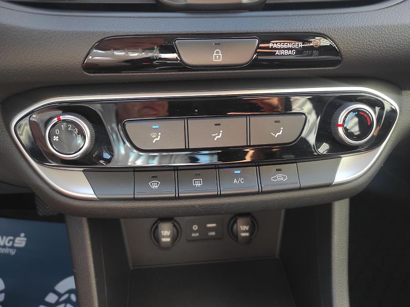 Hyundai i30 1,4DOHC 16V,73kW,Top KM - fotka 15 z 37