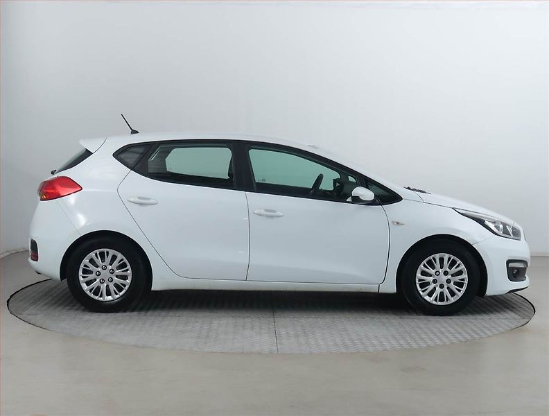 Kia Ceed (2017) 1.4 CVVT, Serv.kniha - fotka 6 z 15