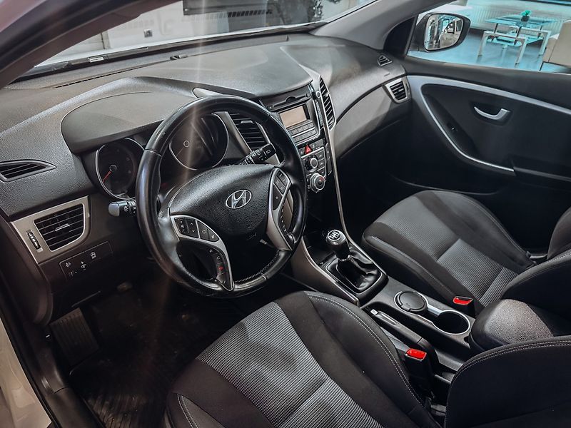 Hyundai i30 1.6CRDi 81kW - fotka 7 z 27