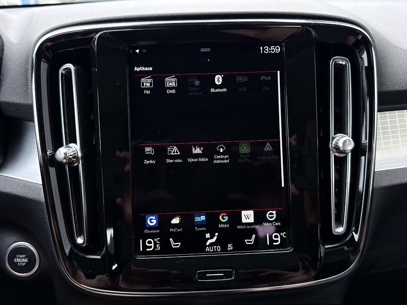 Volvo XC40 T2 FWD // CORE // PANORAMA - fotka 26 z 30
