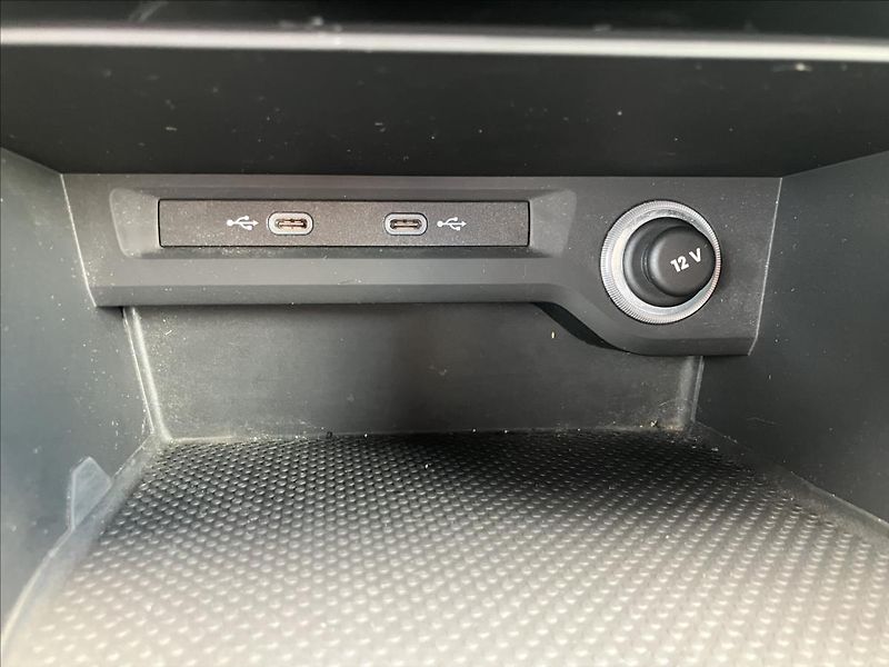 Volkswagen Touran 2,0 TAŽNÉ, LED,APPLE CAR PLAY - fotka 12 z 21