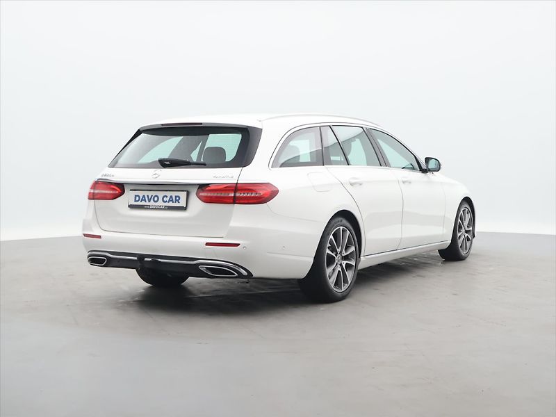 Mercedes-Benz Třídy E 2.0 220d 143kW 4Matic Aut. - fotka 7 z 34