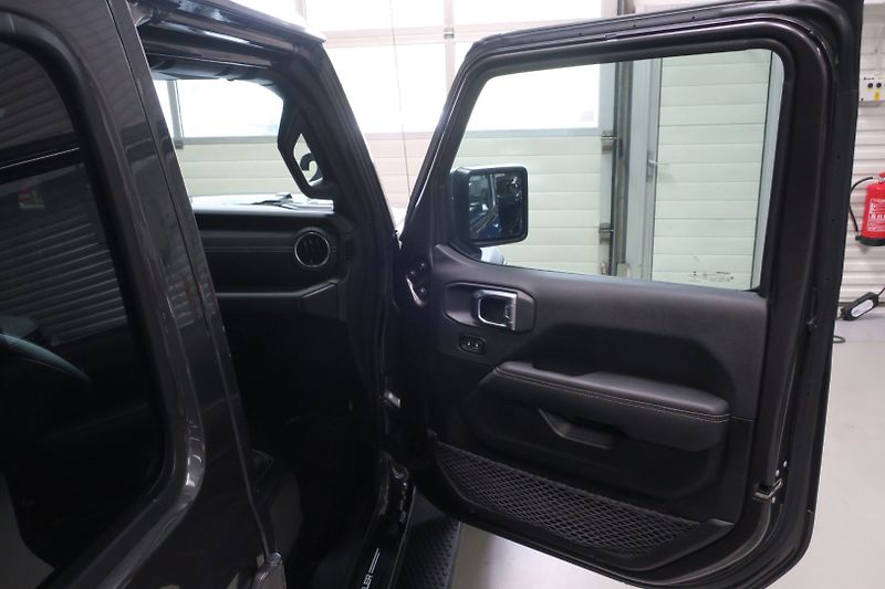 Jeep Wrangler (2022) 2.0 4xe PHEV Unlimited Sahara - fotka 39 z 50