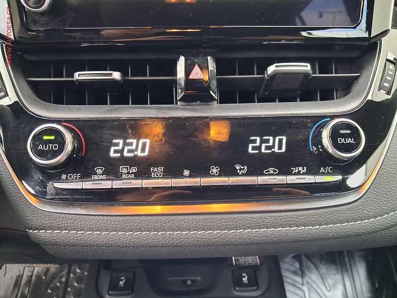 Toyota Corolla (2023) 1.8 Hybrid, 1.maj,ČR, AT - fotka 16 z 18