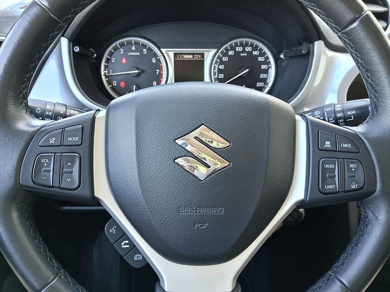 Suzuki Vitara (2015) 1.6 VVT 4x4! Kamera! 2sady kol - fotka 25 z 33