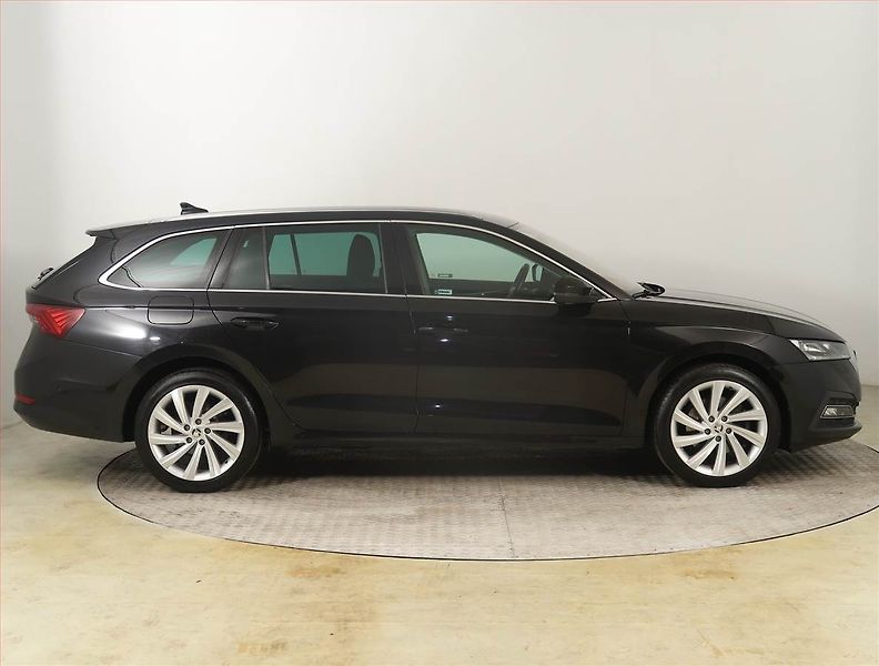 Škoda Octavia (2021) Ambition Plus 1.4 TSI iV - fotka 6 z 30