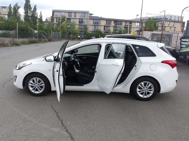 Hyundai i30 1,6i ČR - fotka 12 z 27