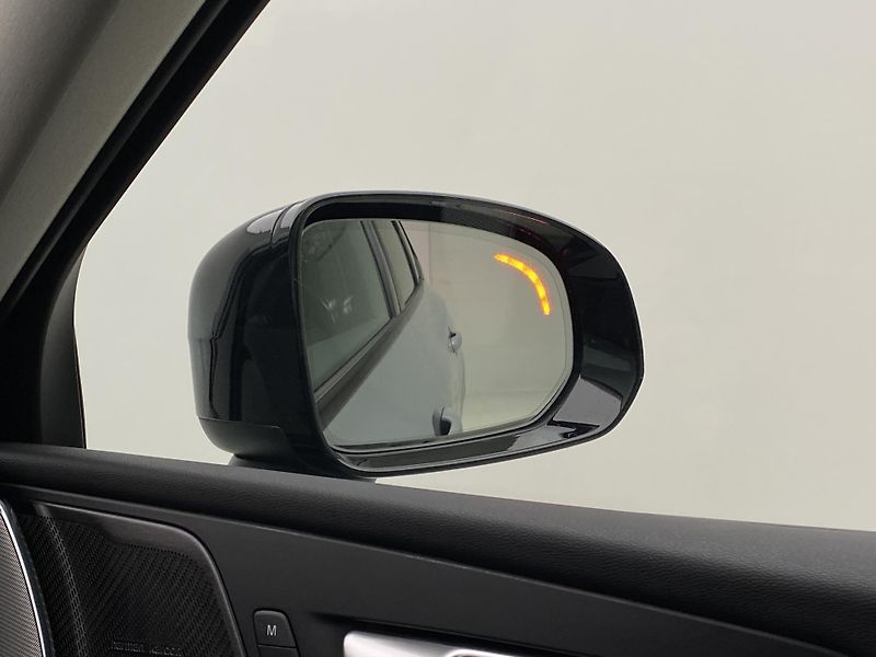 Volvo XC60 B5 AWD DARK ULTIMATE AUT CZ - fotka 35 z 60