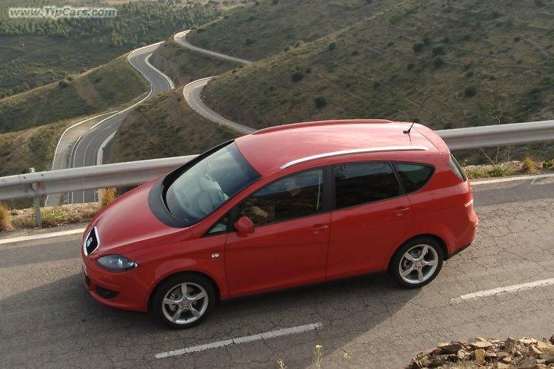 Zepředu žádná změna. Altea XL má typickou tvář současných modelů Seat se stěrači ukrytými do předních sloupků karosérie.