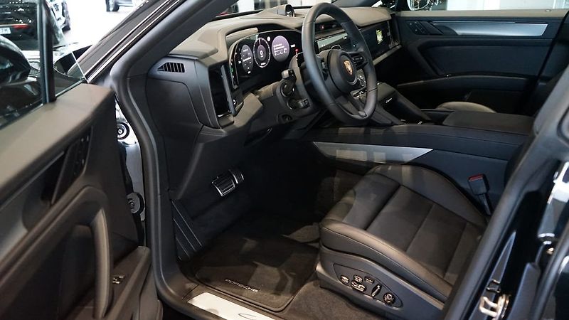 Porsche Cayenne Electric 360 Pano Display spol - fotka 5 z 9