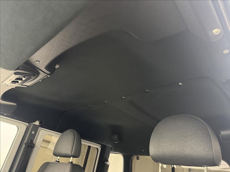 Land Rover Defender 2,5 130 Td5 90kW PO RENOVACI - fotka 25 z 45