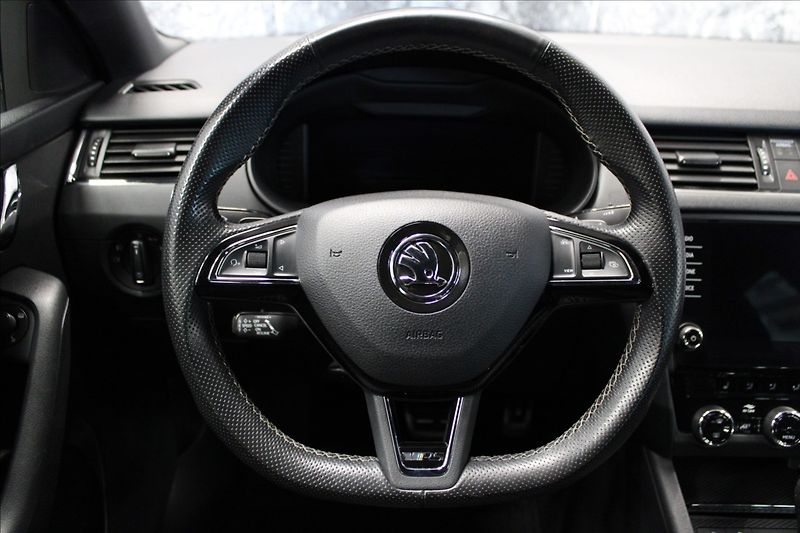 Škoda Octavia 2,0 TDI RS 4x4 DSG TOP VIRTUAL - fotka 21 z 38