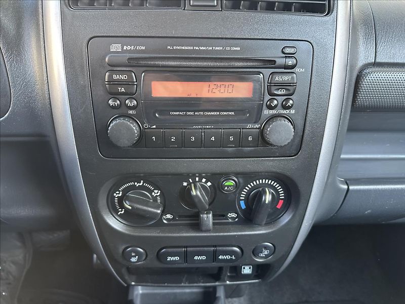 Suzuki Jimny 1,3 4x4 AUTOMAT TAŽNÉ - fotka 15 z 18