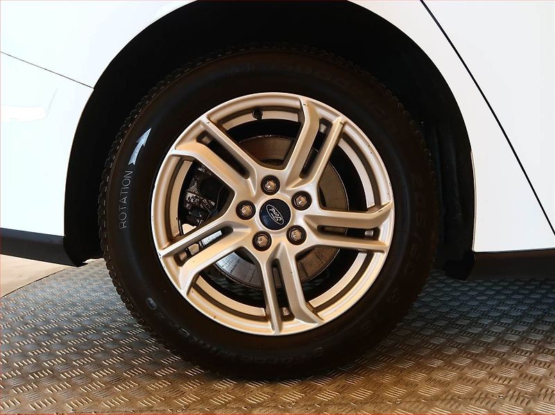 Ford Focus (2020) 1.0 EcoBoost, Tempomat - fotka 14 z 15